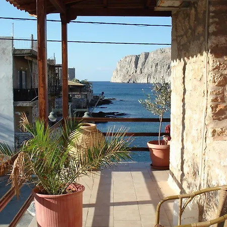 Akrotainaritis Hotel Yerolimin